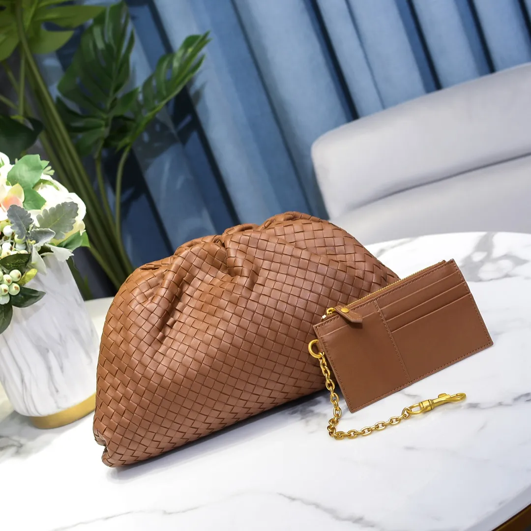 Real shot🔥🔥The counterattack of the popular Bottega Veneta started with this series of cloud bags, which went viral in the fashion circle and started a craze! Out of stock, out of stock, out of stock... One piece is hard to find, super hard to buy, regardless of age, season, or occasion. Very classy. Really, if you carry this on the road, it will turn heads! This is also the reason why this series is so expensive. Large size: 38*20*8.5cm [Big Cloud Weaving]